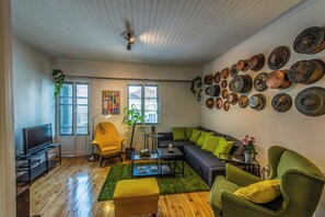 Smart TV, books - Greenhouse - Kalamata Mediterranean Suites & Villas (Kalamata)