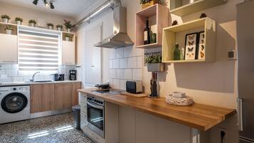 Kühlschrank, Ofen, Geschirrspüler, Wasserkocher mit Kaffee-/Teezubehör