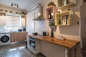 Réfrigérateur, four, lave-vaisselle, cafetière/bouilloire