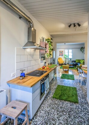 Kylskåp, ugn, diskmaskin och kaffe- och tebryggare