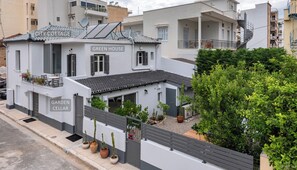 A modern building with a sign reading "GREEN HOUSE GARDEN CELLAR". - Greenhouse - Kalamata Mediterranean Suites & Villas (Kalamata)