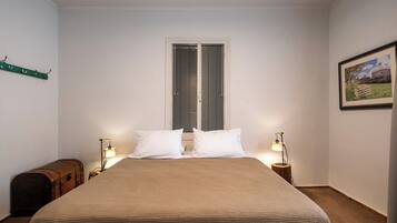 2 makuuhuonetta, työpöytä, silitysrauta/-lauta, vauvan matkasänky