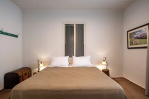 2 chambres, bureau, fer et planche à repasser, lit parapluie