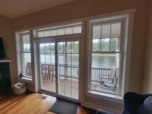 Smart-tv, tv-spel, bordsfotboll och ett bordtennisbord