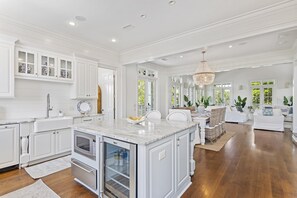 ثلاجة، ميكروويف، فرن، موقد طهي مسطح