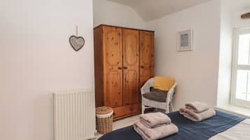 Cottage | 2 bedrooms, individually decorated, individually furnished, free WiFi