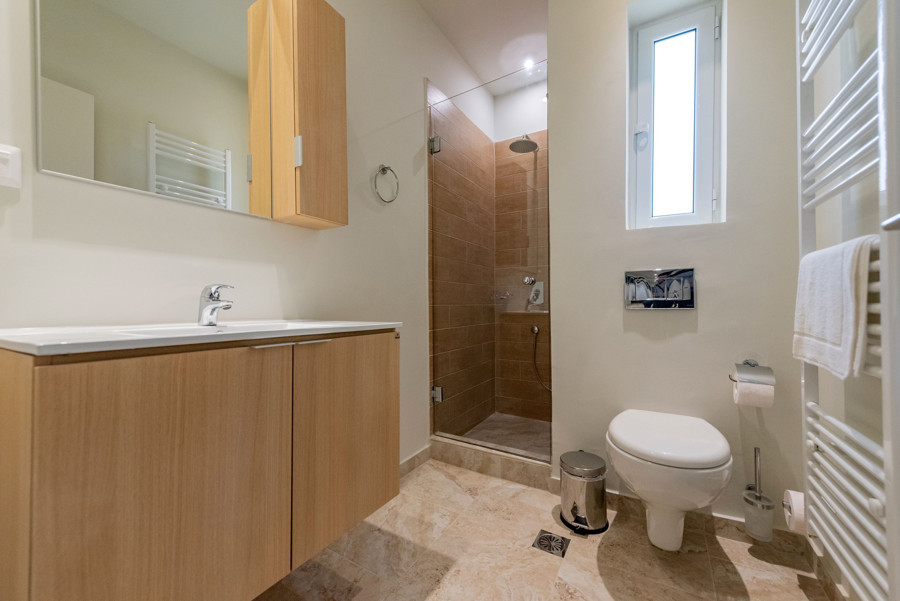 Milieuvriendelijke toiletartikelen, een haardroger, handdoeken