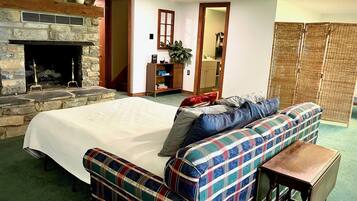 5 bedrooms, desk, free WiFi, bed sheets