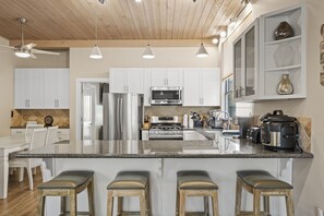 冷蔵庫、電子レンジ、オーブン、コンロ