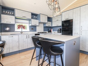 冷蔵庫、食器洗い機、電気ポット、トースター