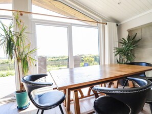 Frigorífico, lavavajillas, hervidor eléctrico y tostadora