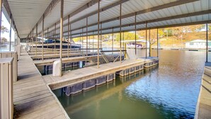 Une zone abritée avec des quais et des bateaux, ainsi qu’une étendue d’eau calme.