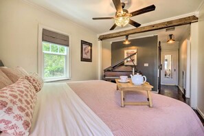 4 bedrooms, desk, iron/ironing board, travel cot - The Old McCullough Home w/ Rooftop Deck, View (North Bend)