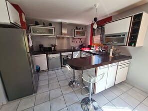 Fridge, microwave, oven, stovetop - Superb apartment with terrace (Passy)