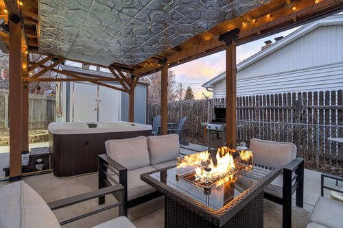 5BR w/ Hot Tub, Fire pit, Gym, Games & Secret Room