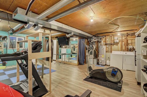 5BR w/ Hot Tub, Fire pit, Gym, Games & Secret Room