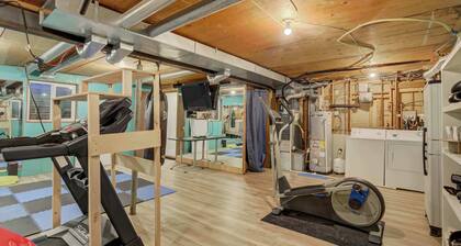 5BR w/ Hot Tub, Fire pit, Gym, Games & Secret Room