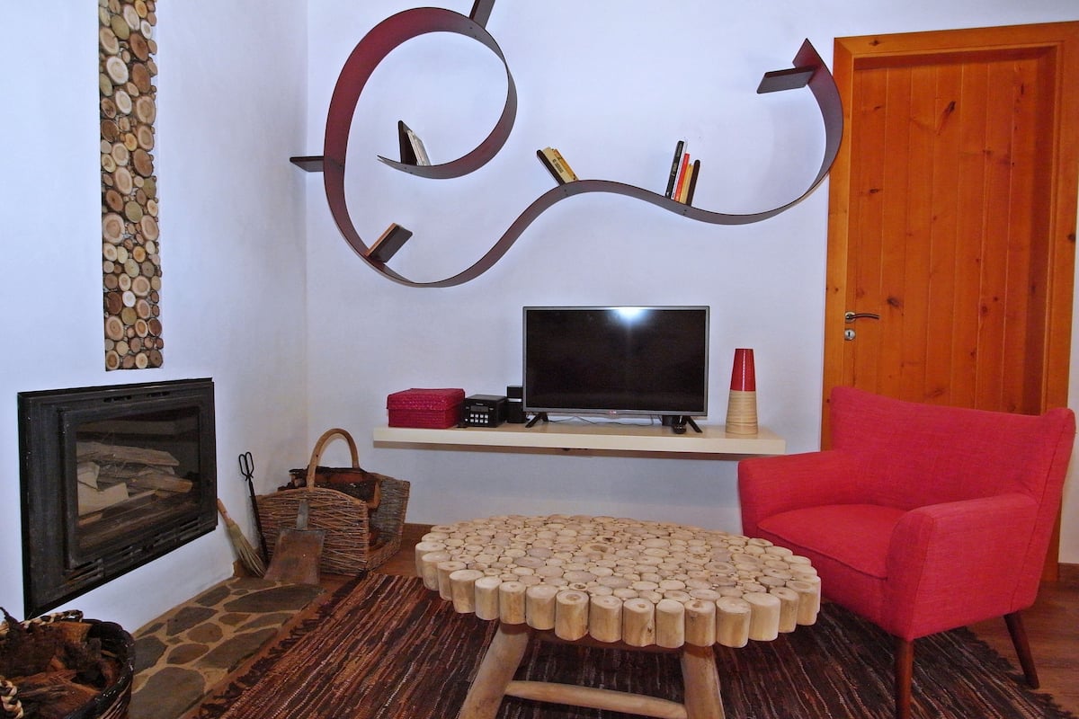 Casa das Romãs | 2 bedrooms, individually decorated, individually furnished, bed sheets
