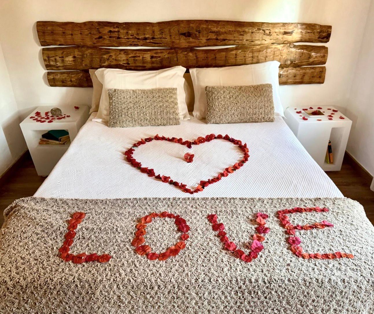 Decoración personalizada, muebles diferentes, cunas y ropa de cama 