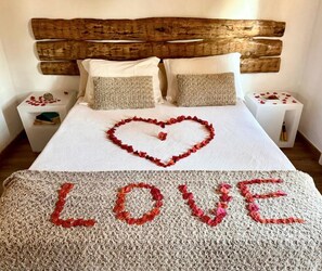 Decoración personalizada, muebles diferentes, cunas y ropa de cama 