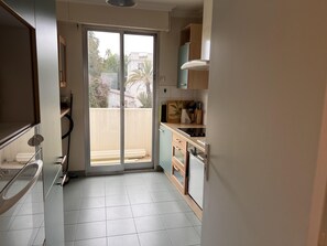 Kjøleskap, mikrobølgeovn, kokeplater og oppvaskmaskin