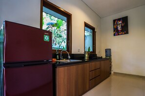 Kühlschrank, Herdplatte, Wasserkocher