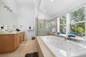 Douche, baignoire à remous, séchoir  à cheveux, serviettes fournies