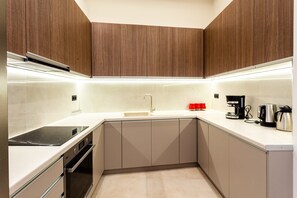 Fridge, oven, stovetop, coffee/tea maker