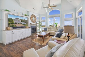 Smart TV, DVD player, books, stereo - Semi-Soundfront Dog Friendly w/ Pool, Hot Tub, Elevator, Community Boat Ramp (Salvo)