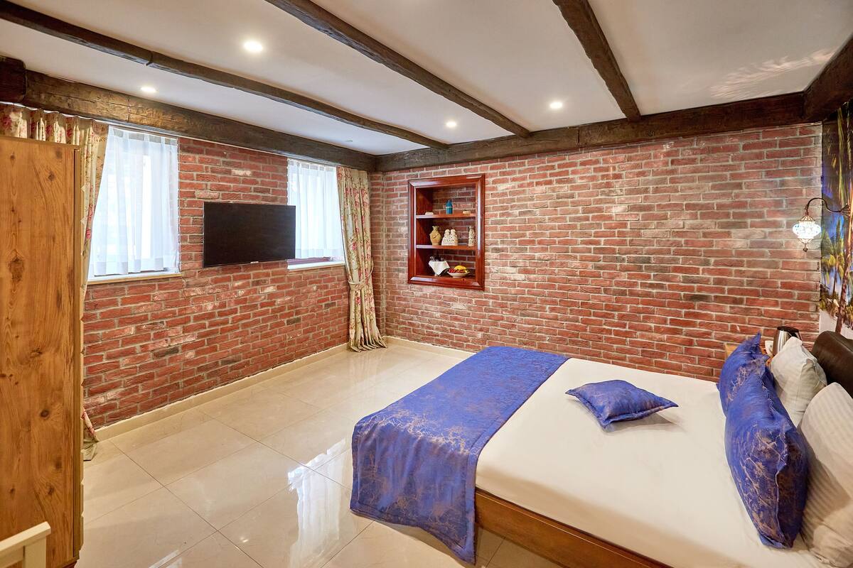 Caja de seguridad en la habitación y tabla de planchar con plancha 