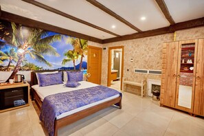 Une chambre à coucher avec un lit, une armoire en bois et une fresque représentant des palmiers.