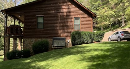 Secluded Mountain Home Nestled in a Private River Community, Wi-Fi, Fire Pit,