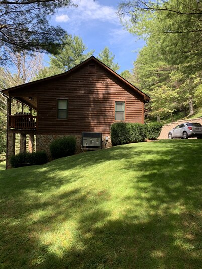 Secluded Mountain Home Nestled in a Private River Community, Wi-Fi, Fire Pit, 