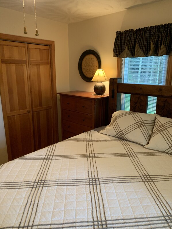 3 makuuhuonetta, työpöytä, ilmainen Wi-Fi, vuodevaatteet