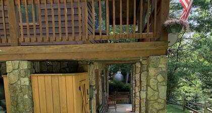 Secluded Mountain Home Nestled in a Private River Community, Wi-Fi, Fire Pit,