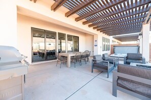 Outdoor dining - Arcadia 77 | Sleeps 25 * Games * Arcade * Fire Pit (Santa Clara)