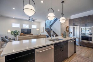 Fridge, microwave, oven, stovetop - Arcadia 77 | Sleeps 25 * Games * Arcade * Fire Pit (Santa Clara)