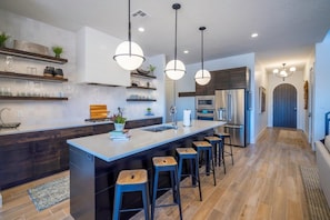 Fridge, microwave, oven, stovetop - Arcadia 70 | Private Hot Tub * Arcade * Pool Table (Santa Clara)