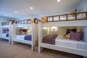 5 slaapkamers, een bureau, een strijkplank/strijkijzer, wifi