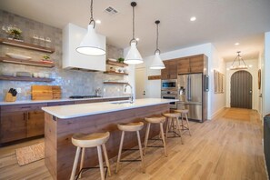 Fridge, microwave, oven, stovetop - Arcadia 78 | Private Hot Tub * Games * Fire Pit * Arcade (Santa Clara)