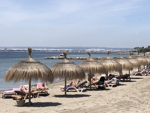 Vlak bij het strand, ligstoelen