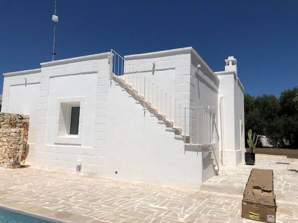 Villa | Exterior - Impeccable 3-bed Villa in Contrada Sessana Grande (Ostuni)