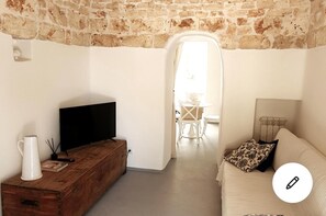 Villa | Soggiorno | TV 30 pollici con canali digitali, caminetto