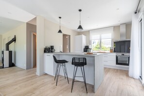 Kühlschrank, Mikrowelle, Ofen, Geschirrspüler