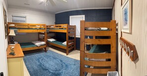 4 Schlafzimmer, Reisekinderbett, kostenloses WLAN, Bettwäsche