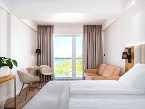 Habitación junior, vistas al mar | Tabla de planchar con plancha, wifi gratis, ropa de cama