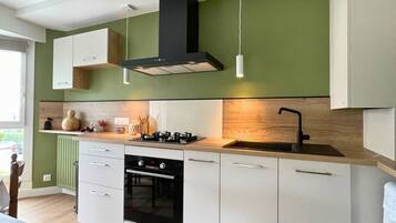 Réfrigérateur, micro-ondes, four, cafetiÚre/bouilloire