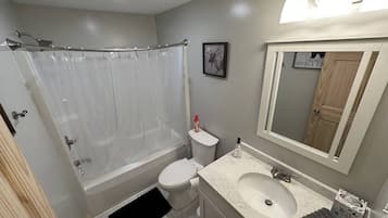 Combined shower/tub, towels