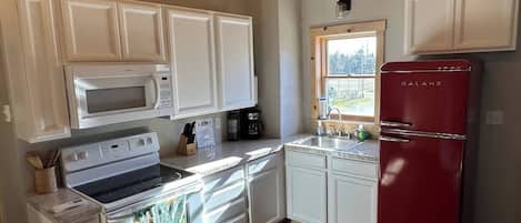 Refrigerador, microondas, horno y parrilla de estufa