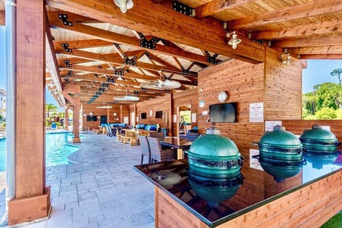 Hidden Treasure: Golf cart, Walk to beach, Heated pool, Game room, Bunk rooms